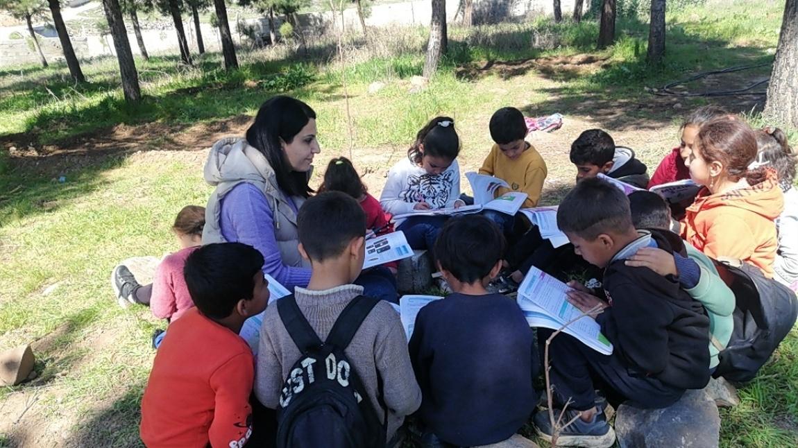 3/A sınıfı öğrencilerimizle birlikte açık havada kitap okuma etkinliği gerçekleştirildi.